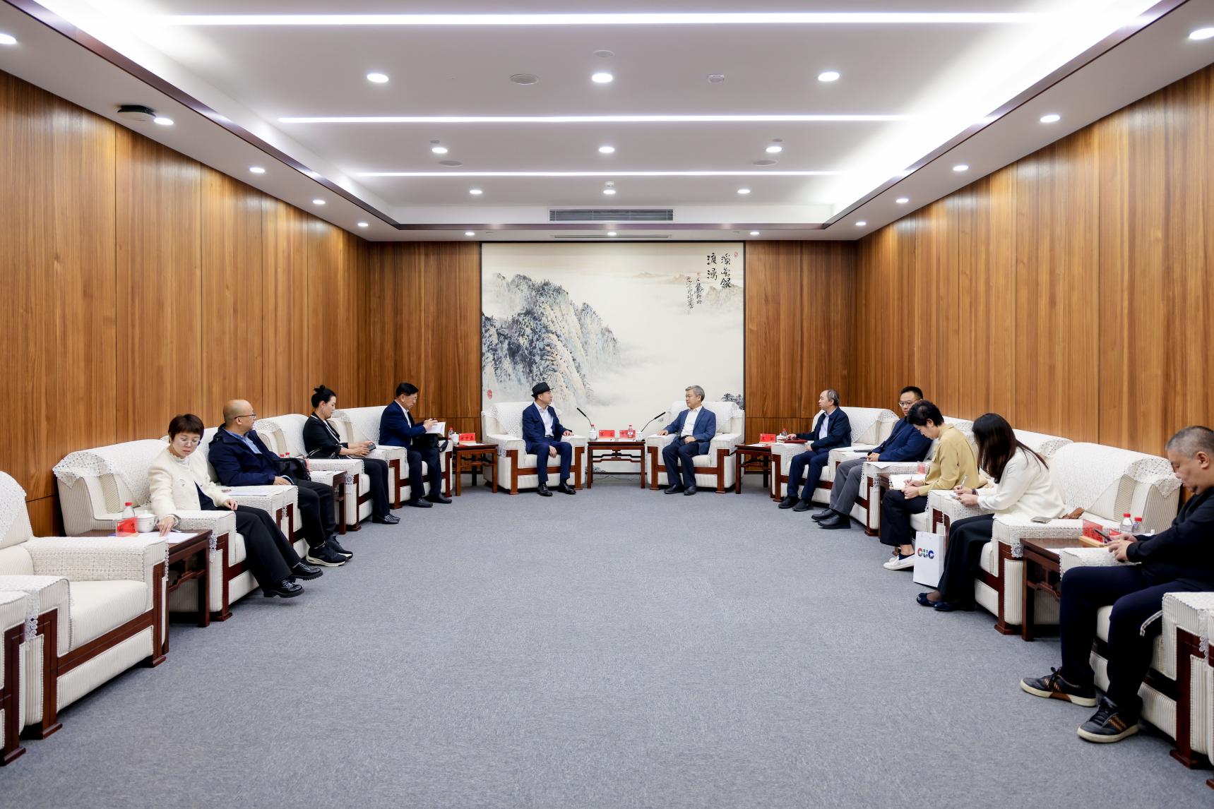 辽宁传媒学院理事长姜立一行访问中传