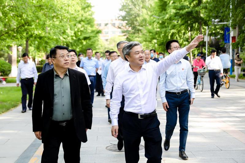 朝阳区区委书记王灏来中传调研指导