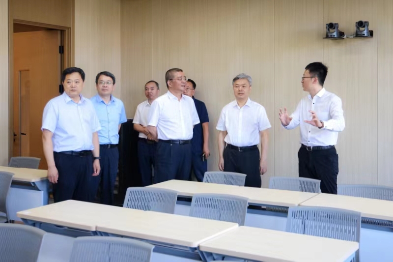 教育部财务司司长陈子季、财政部科教和文化司副司长吕建平一行来中传调研指导