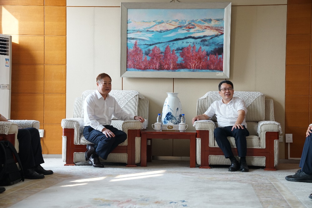 擘雅集团董事长刘瑞旗一行来我校参观调研