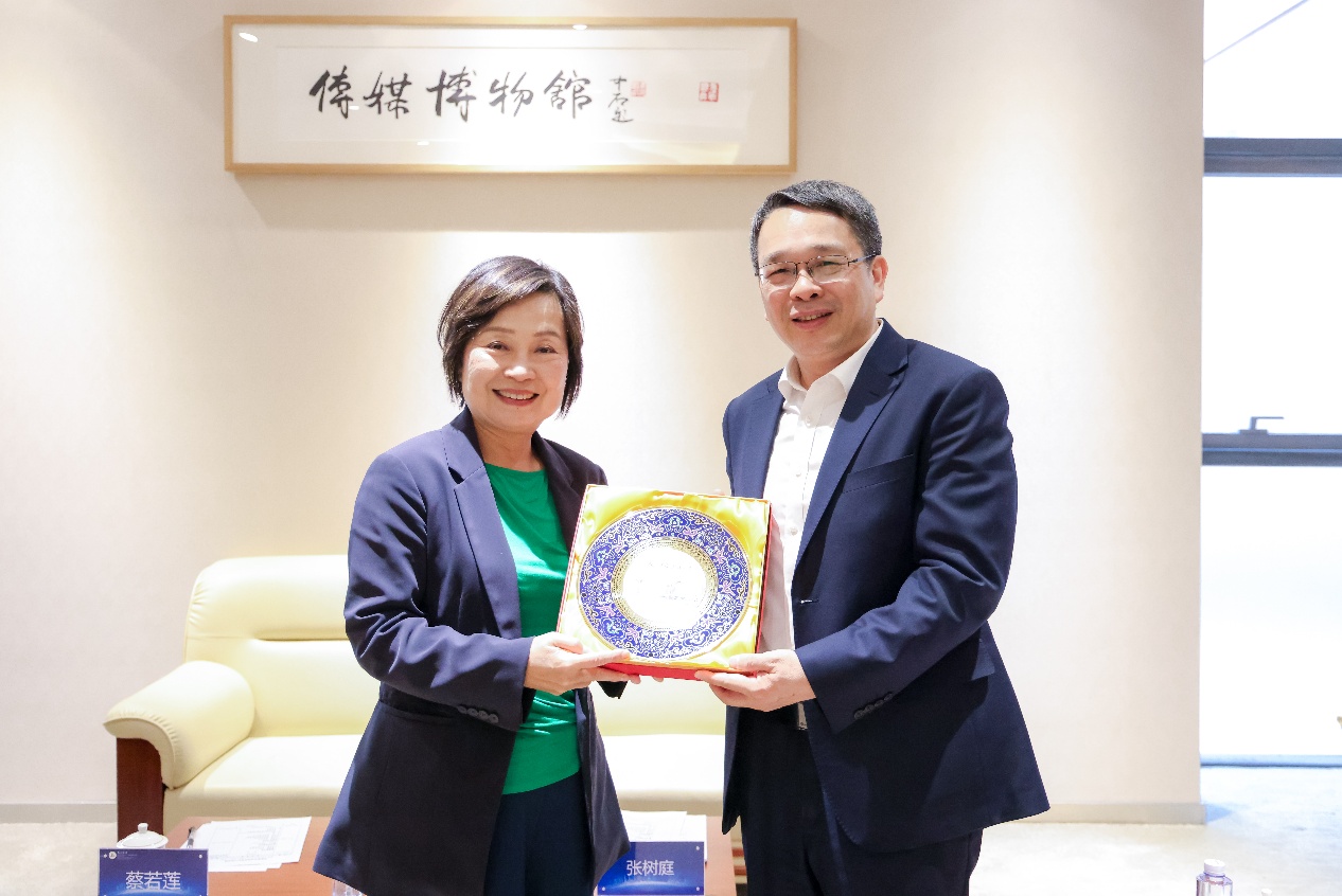 香港教育局局长蔡若莲一行访问中国传媒大学