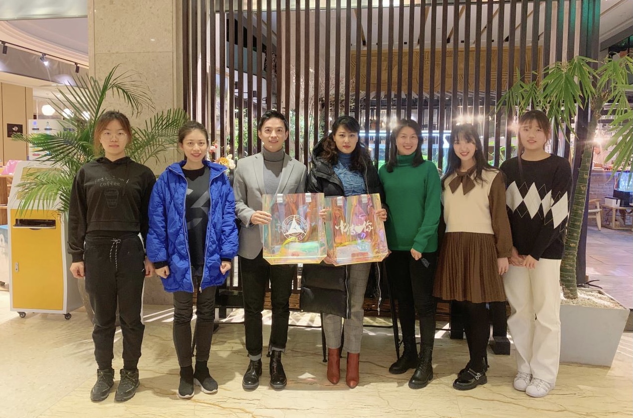 中国传媒大学香港校友会一行回访母校