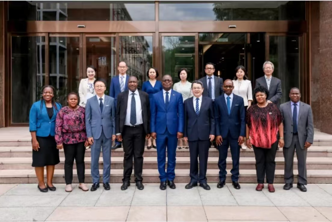 津巴布韦高等教育、创新和科技发展部部长阿蒙·穆尔维拉来访中传