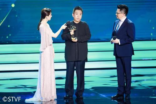 校友喜讯｜《我们走在大路上》捧得“白玉兰奖”，共和国献礼片如何炼成？