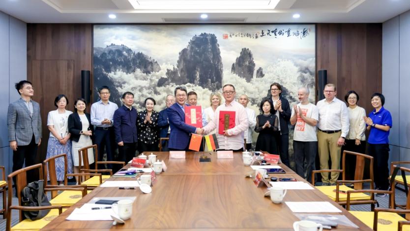 中国传媒大学与德国品牌应用科学大学签署合作备忘录