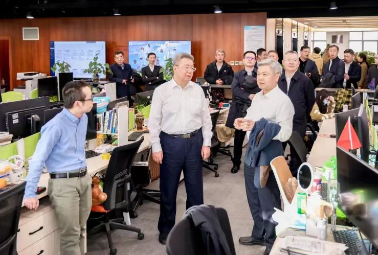 中国建筑集团有限公司党组书记、董事长郑学选一行到中传调研